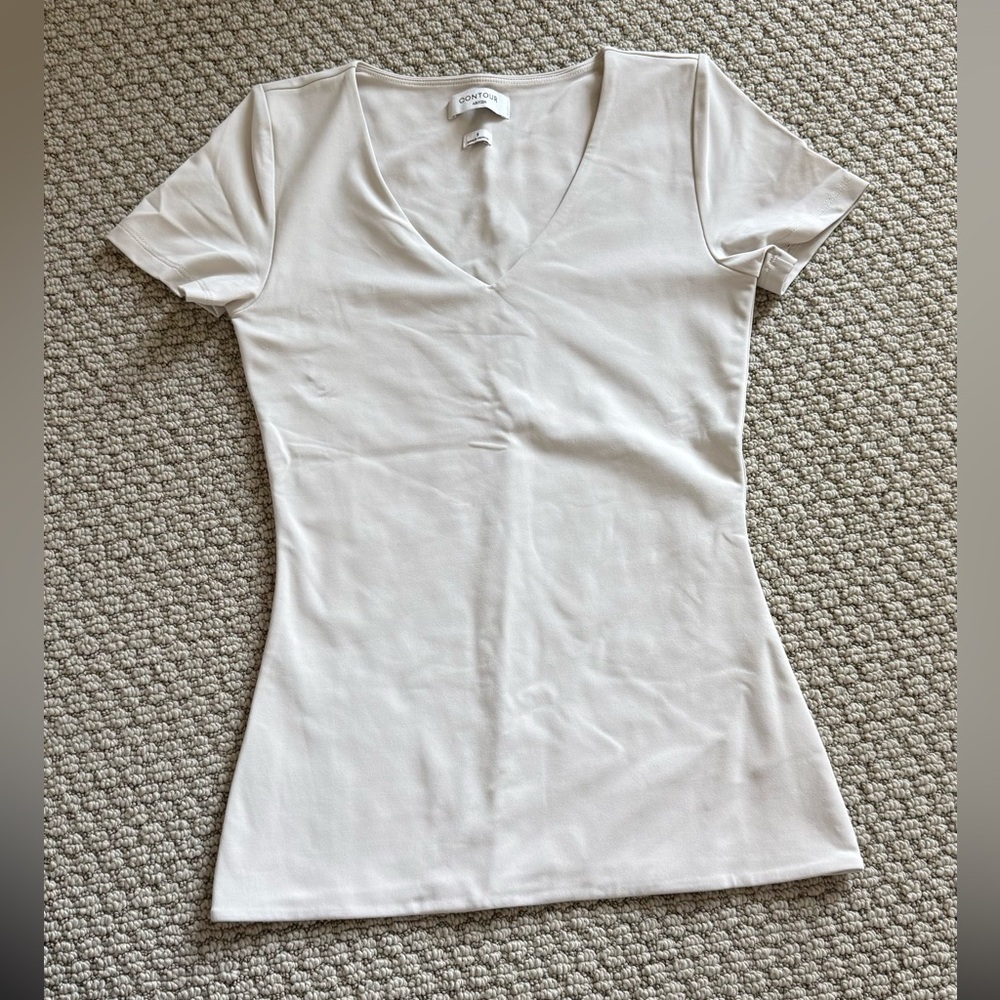 Like New Aritzia contour v neck short sleeve